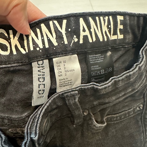 FOR BUYER H&M DIVIDED SUPER SKINNY ANKLE JEANS WITH RAW HEM - Picture 7 of 7